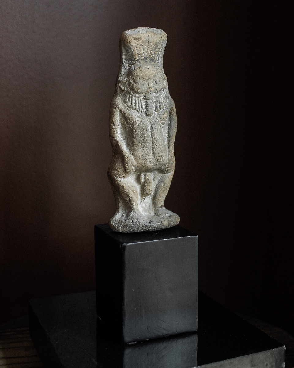 Belle figurine en terre cuite, romaine égyptienne ou antérieure, sur support