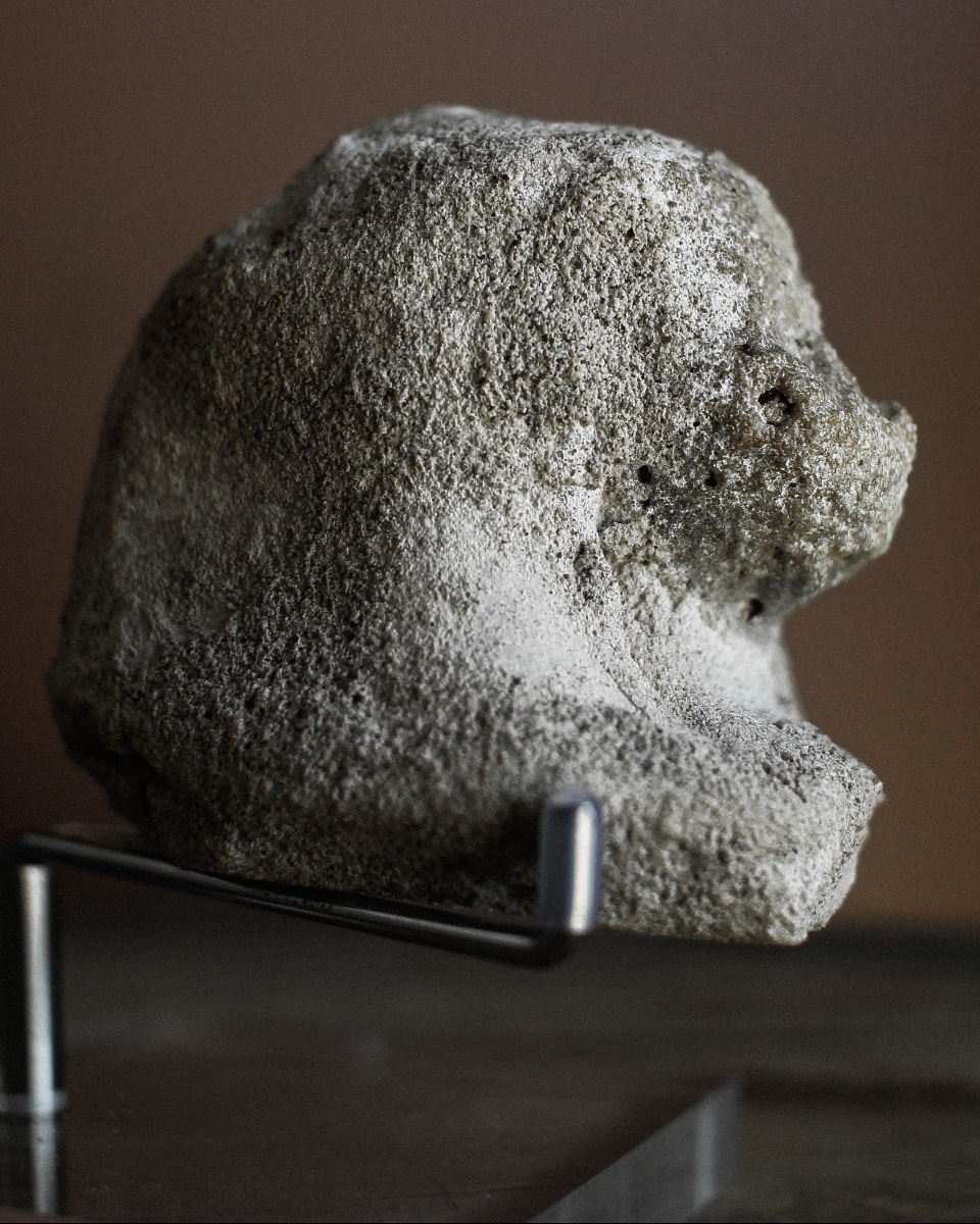 Couvercle de vase canope en calcaire sur support, Ancien Empire (2700 - 2200 av. J.-C.)-photo-2