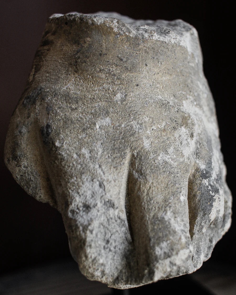 Fragment de main de statuaire en calcaire français du XIVe siècle-photo-2