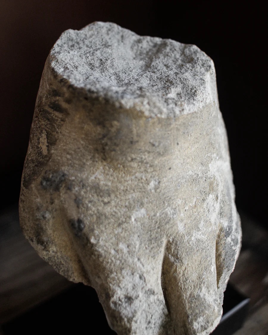Fragment de main de statuaire en calcaire français du XIVe siècle-photo-3