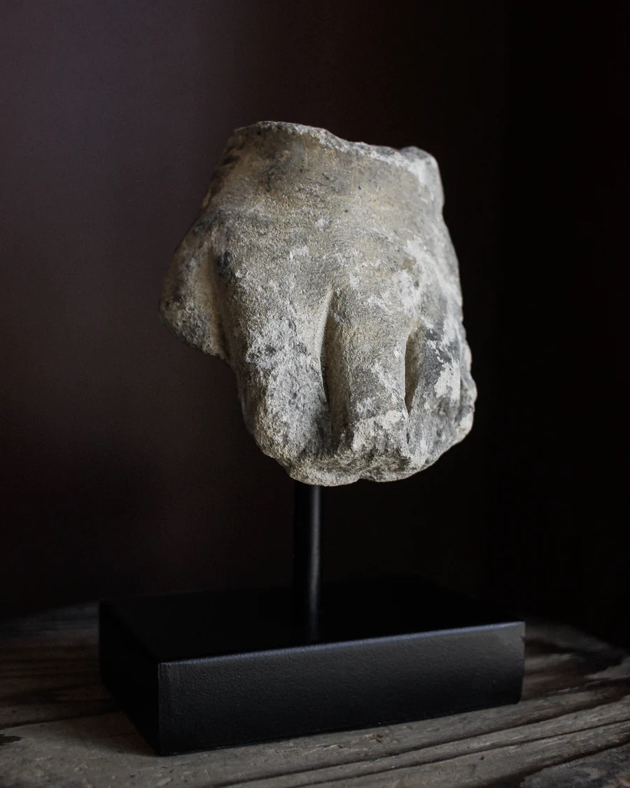 Fragment de main de statuaire en calcaire français du XIVe siècle