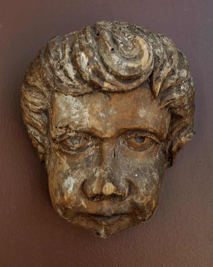 Tête de chérubin sculptée avec des restes de polychromie-photo-3