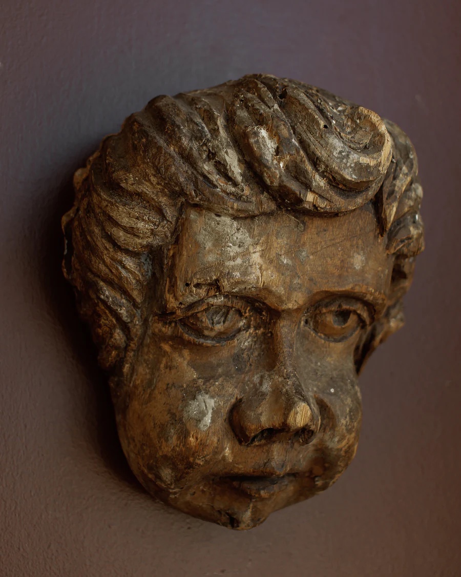 Tête de chérubin sculptée avec des restes de polychromie