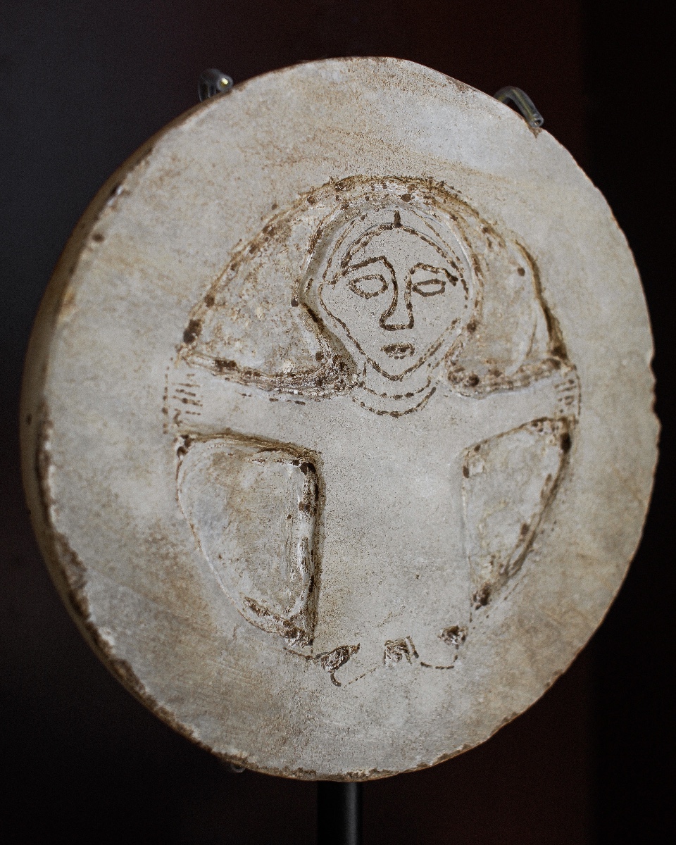 Rondelle en marbre brut du début du Moyen Âge représentant une figure orante sur un support-photo-2