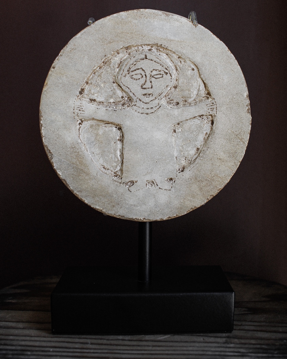 Rondelle en marbre brut du début du Moyen Âge représentant une figure orante sur un support-photo-4