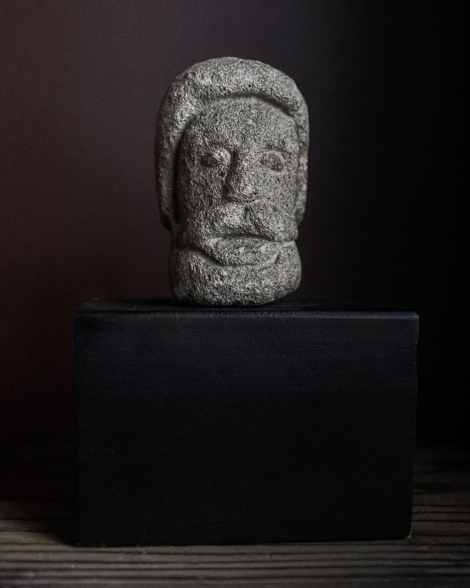 Petite tête de Bathstone du début du Moyen Âge sur socle-photo-4