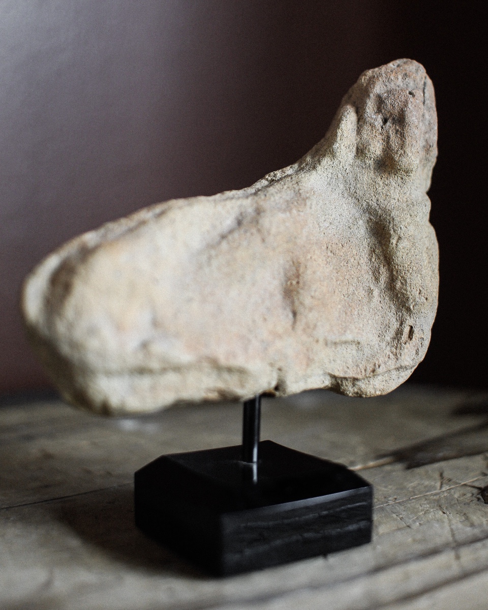 Figure allongée en terre cuite parthe-photo-2
