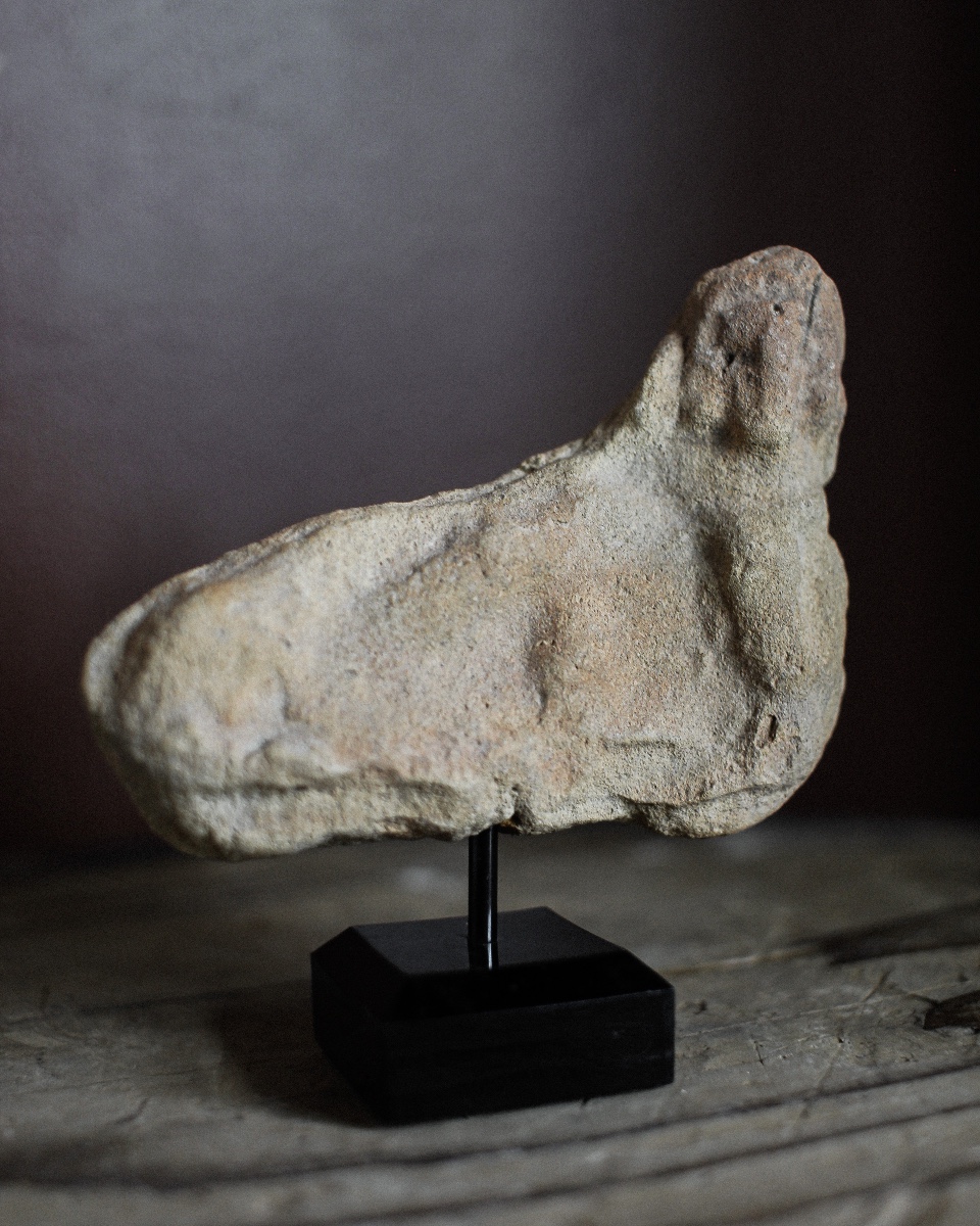 Figure allongée en terre cuite parthe
