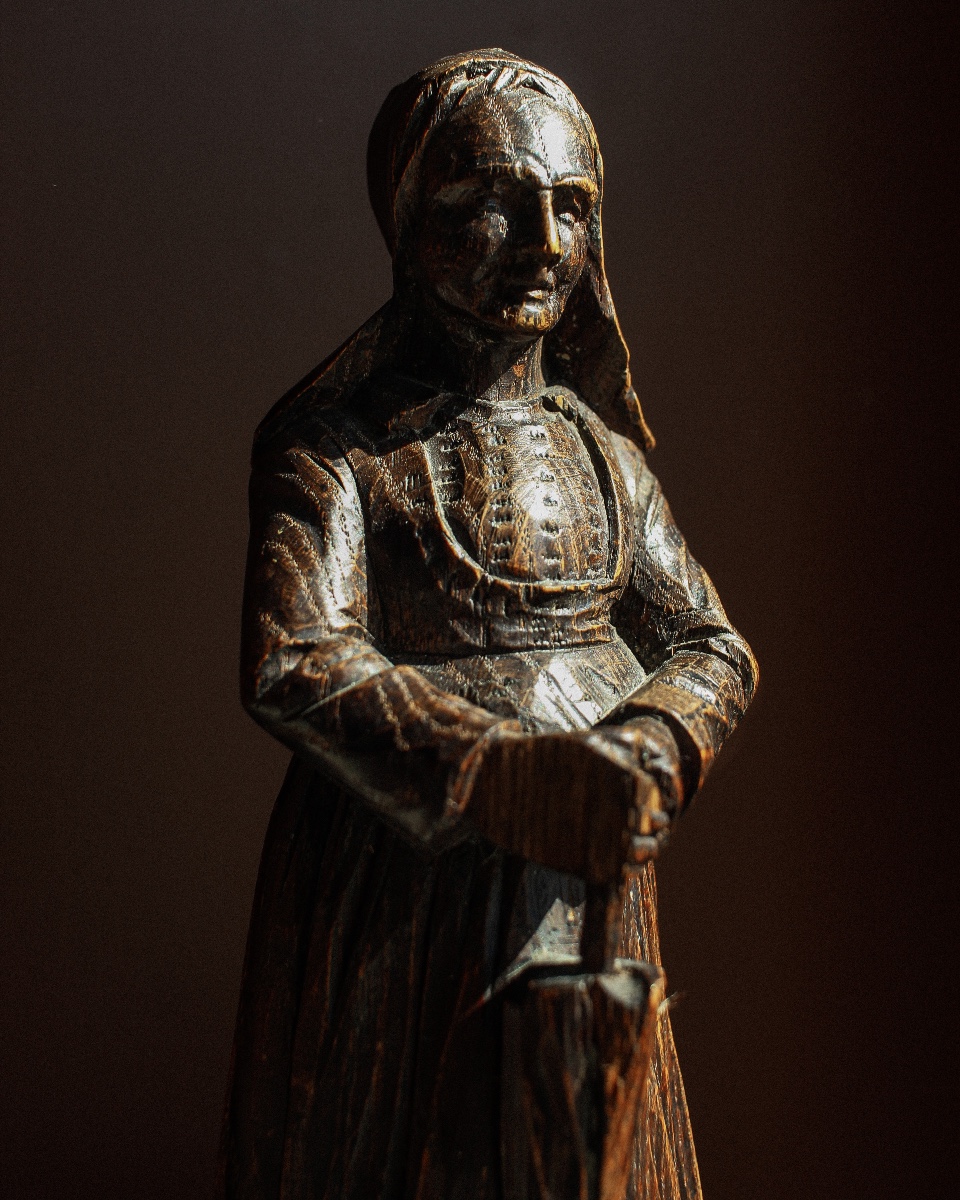 Femme flamande en chêne sculpté-photo-2
