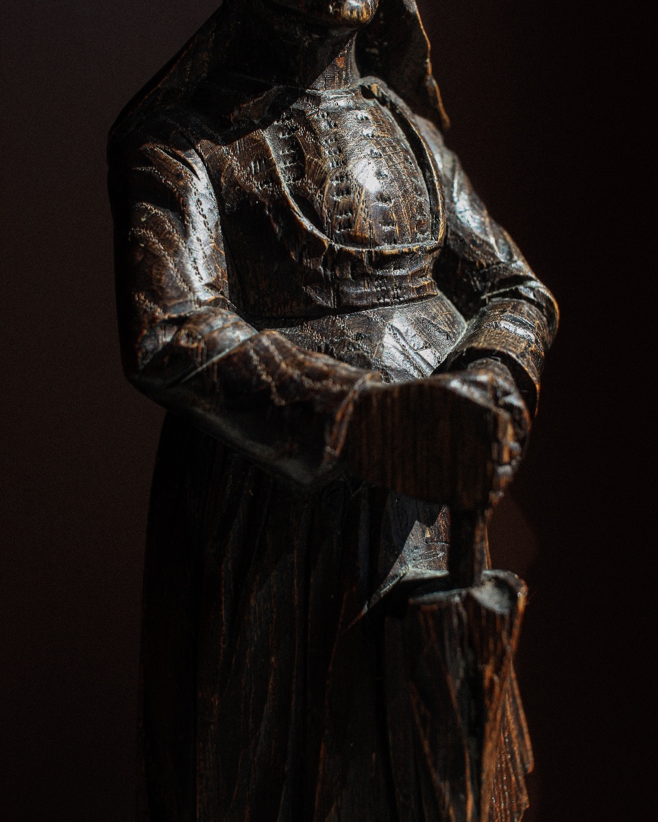 Femme flamande en chêne sculpté-photo-3