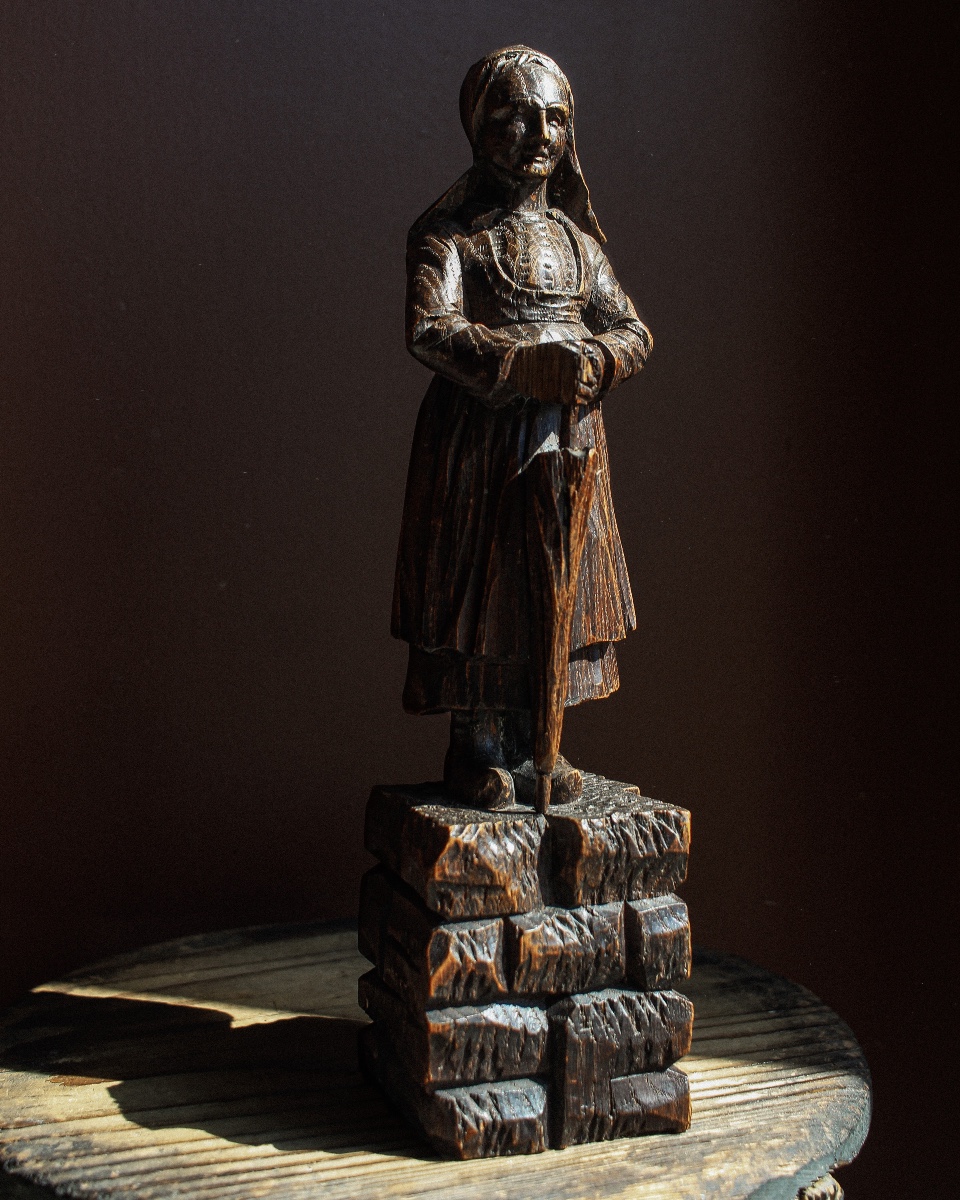 Femme flamande en chêne sculpté