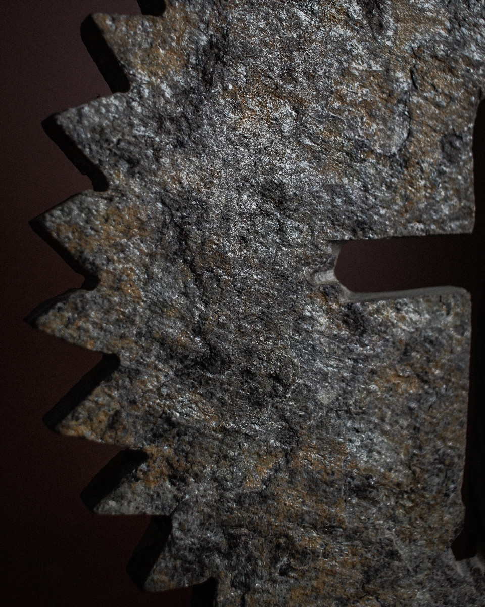 Croix rare en pierre de Lauze sur son support-photo-4