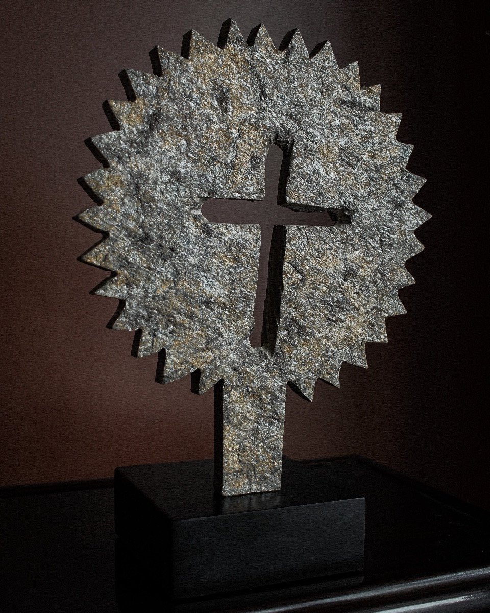 Croix rare en pierre de Lauze sur son support