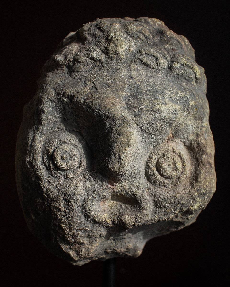 Tête grotesque en grès portugais du XIVe siècle sur socle-photo-2