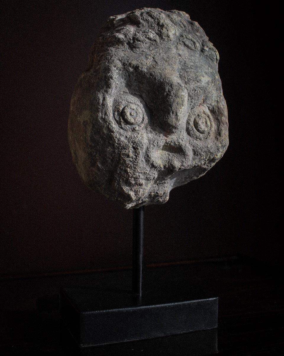 Tête grotesque en grès portugais du XIVe siècle sur socle