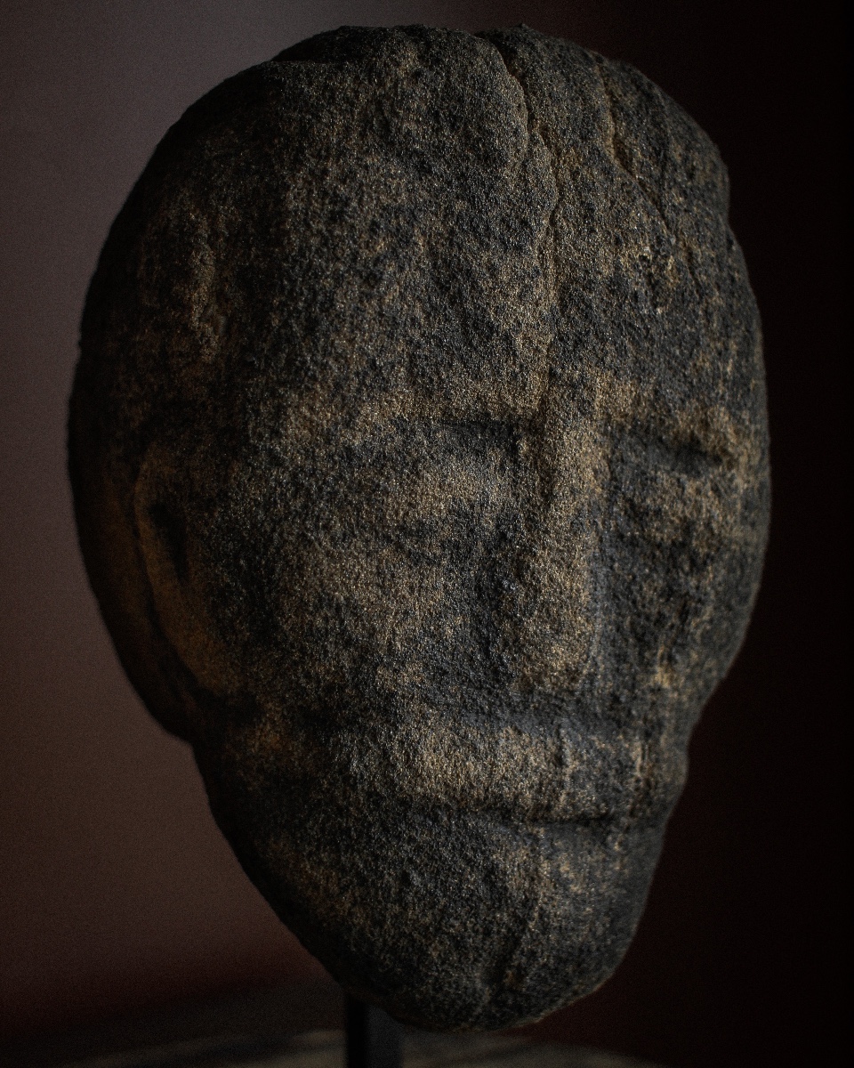 Tête de druide en pierre celtique de l'âge du fer, tribu des Brigantes, sur son support-photo-2