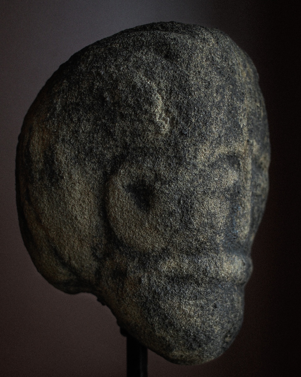 Tête de druide en pierre celtique de l'âge du fer, tribu des Brigantes, sur son support-photo-3