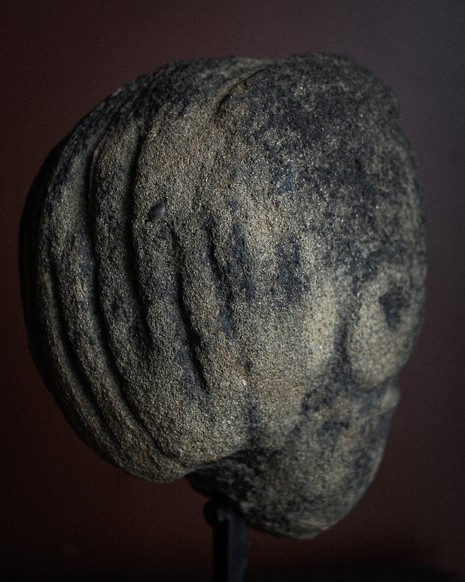 Tête de druide en pierre celtique de l'âge du fer, tribu des Brigantes, sur son support-photo-4