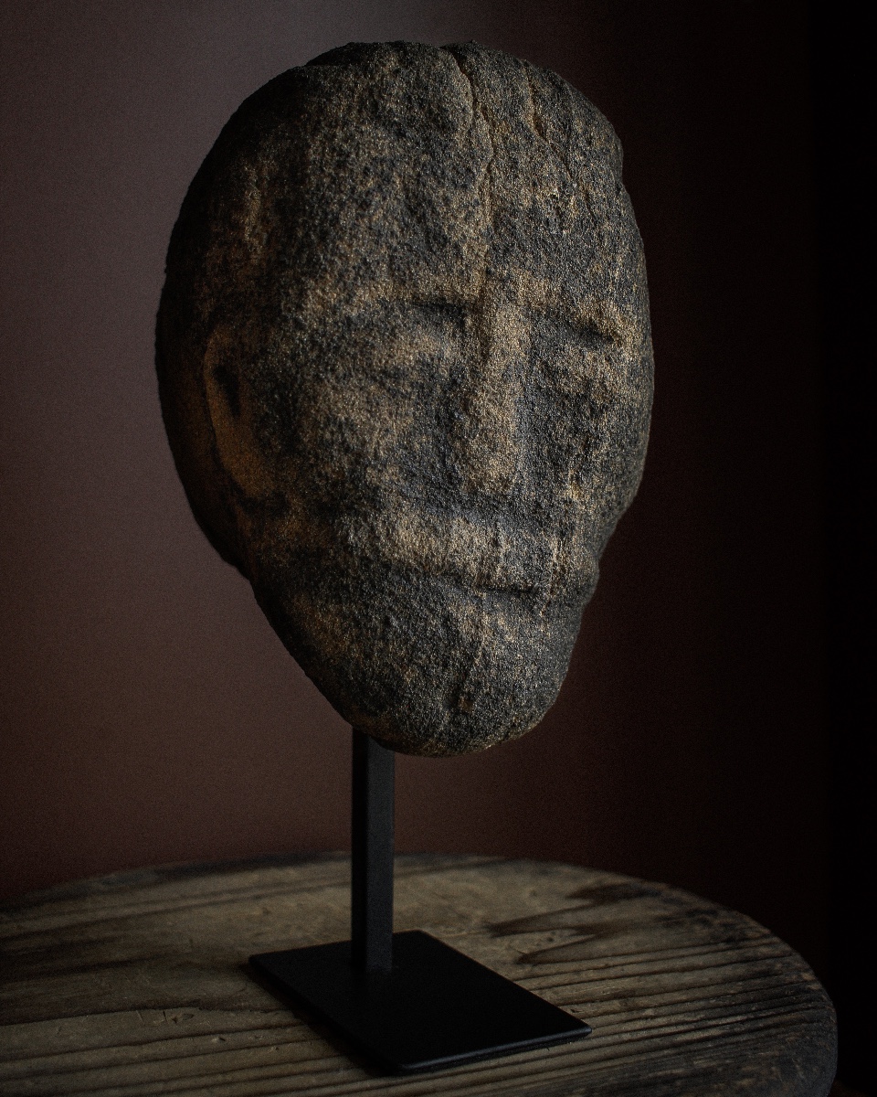 Tête de druide en pierre celtique de l'âge du fer, tribu des Brigantes, sur son support