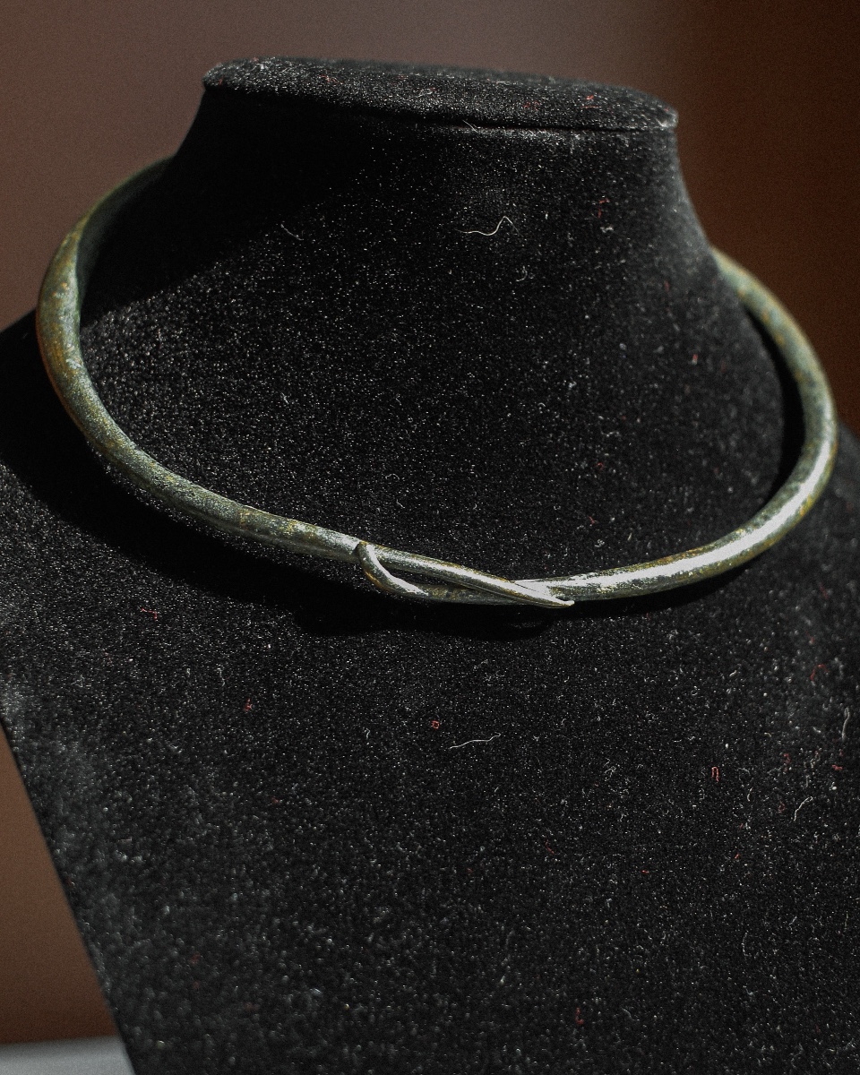 Torque celtique en bronze sur présentoir-photo-2