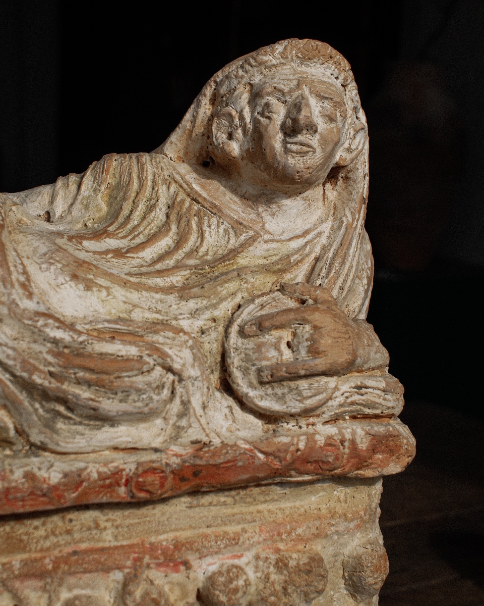 Urne funéraire étrusque en terre cuite polychrome représentant la déesse Fortuna-photo-2