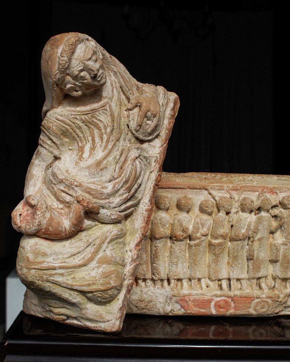 Urne funéraire étrusque en terre cuite polychrome représentant la déesse Fortuna-photo-3