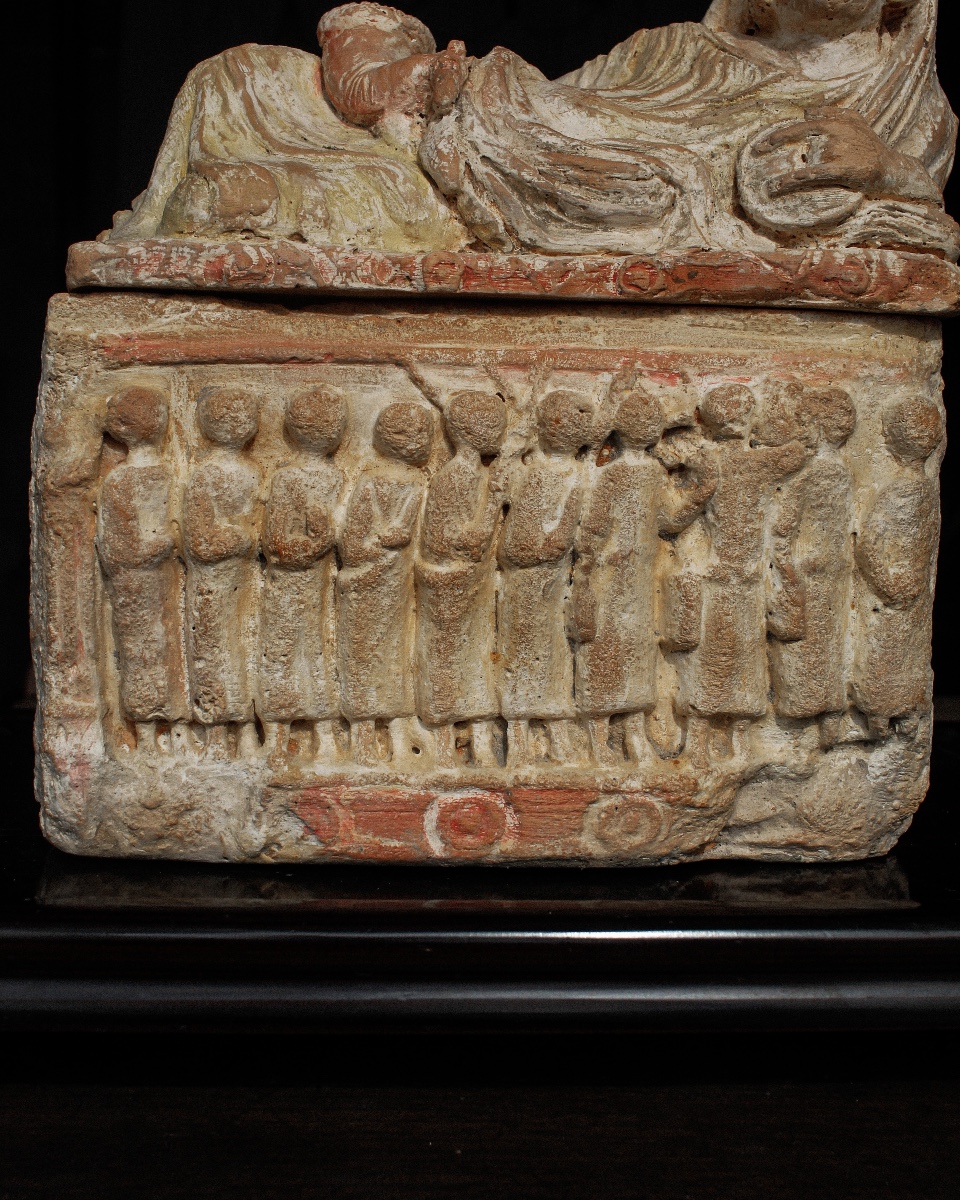 Urne funéraire étrusque en terre cuite polychrome représentant la déesse Fortuna-photo-4