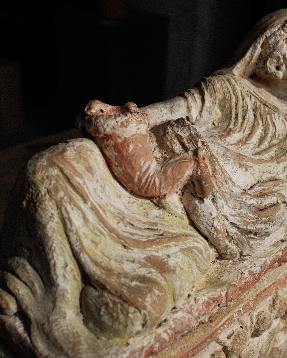 Urne funéraire étrusque en terre cuite polychrome représentant la déesse Fortuna-photo-1