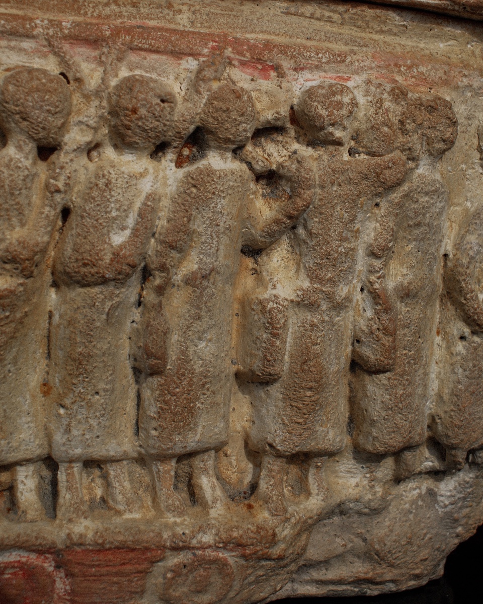 Urne funéraire étrusque en terre cuite polychrome représentant la déesse Fortuna-photo-2