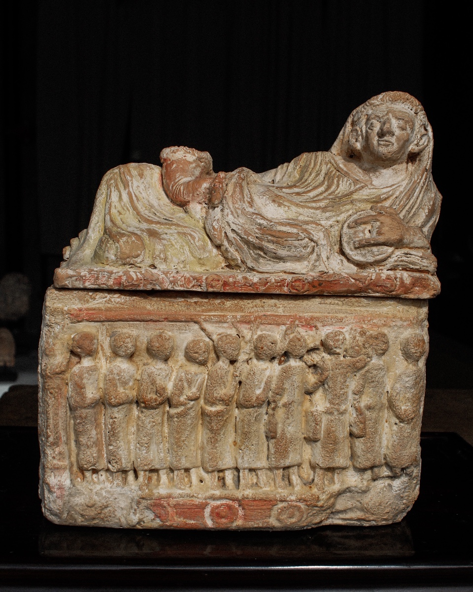 Urne funéraire étrusque en terre cuite polychrome représentant la déesse Fortuna-photo-3
