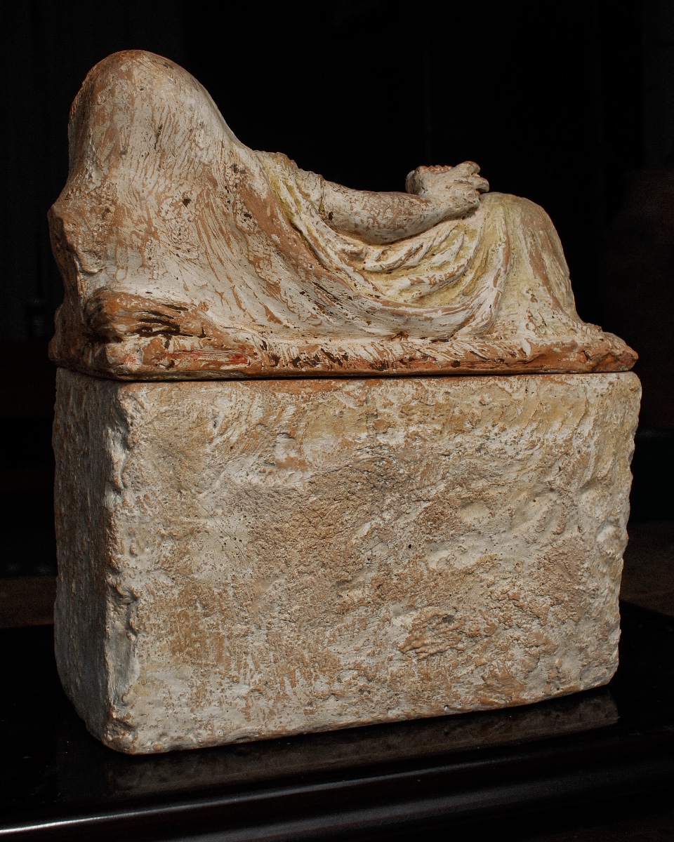 Urne funéraire étrusque en terre cuite polychrome représentant la déesse Fortuna-photo-4