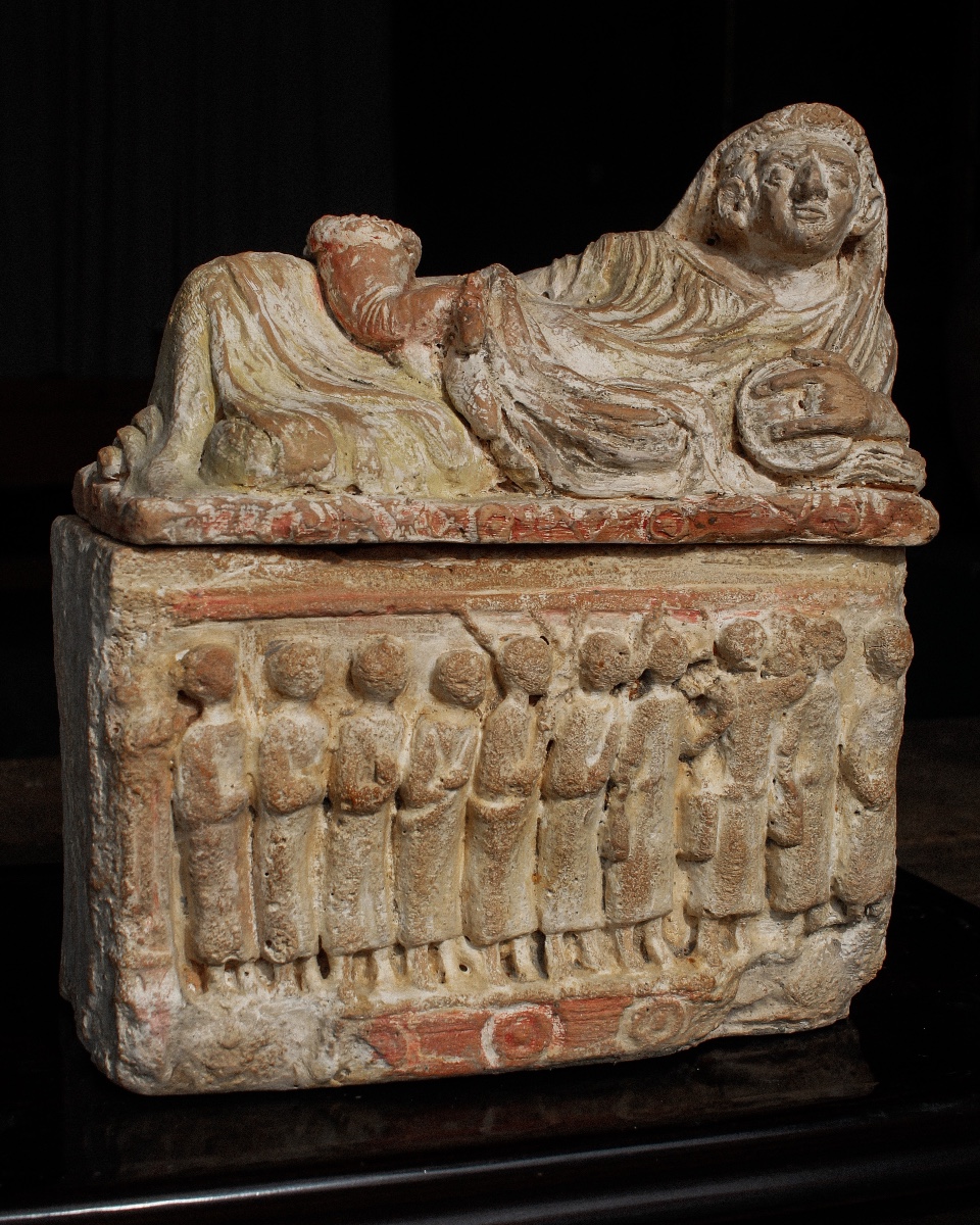 Urne funéraire étrusque en terre cuite polychrome représentant la déesse Fortuna