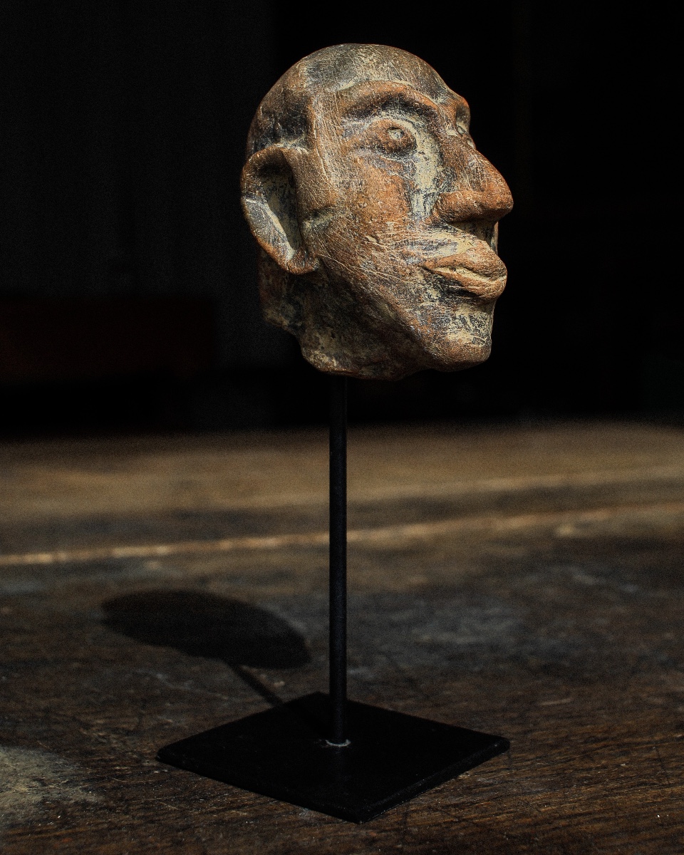 Tête grotesque de comique en terre cuite, romaine et égyptienne, sur socle-photo-3