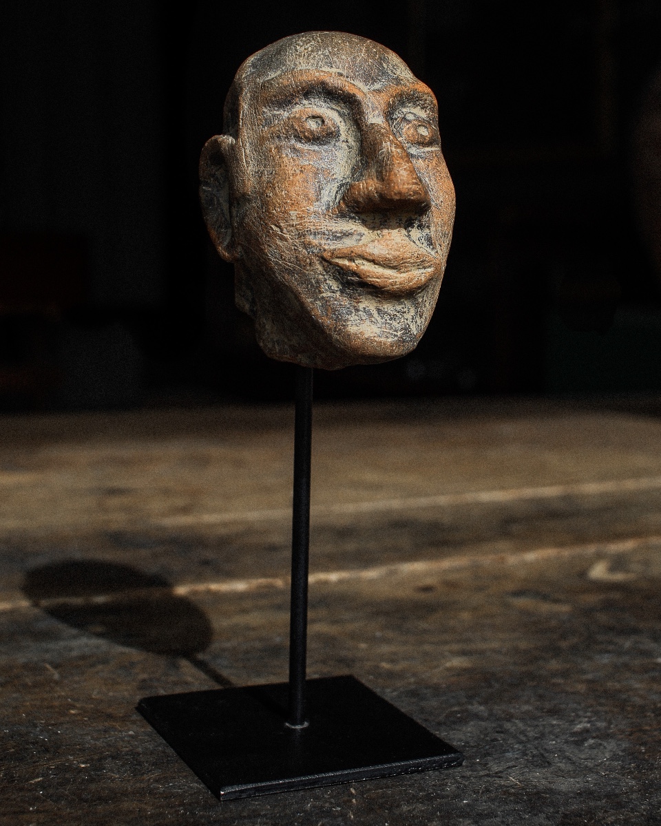 Tête grotesque de comique en terre cuite, romaine et égyptienne, sur socle