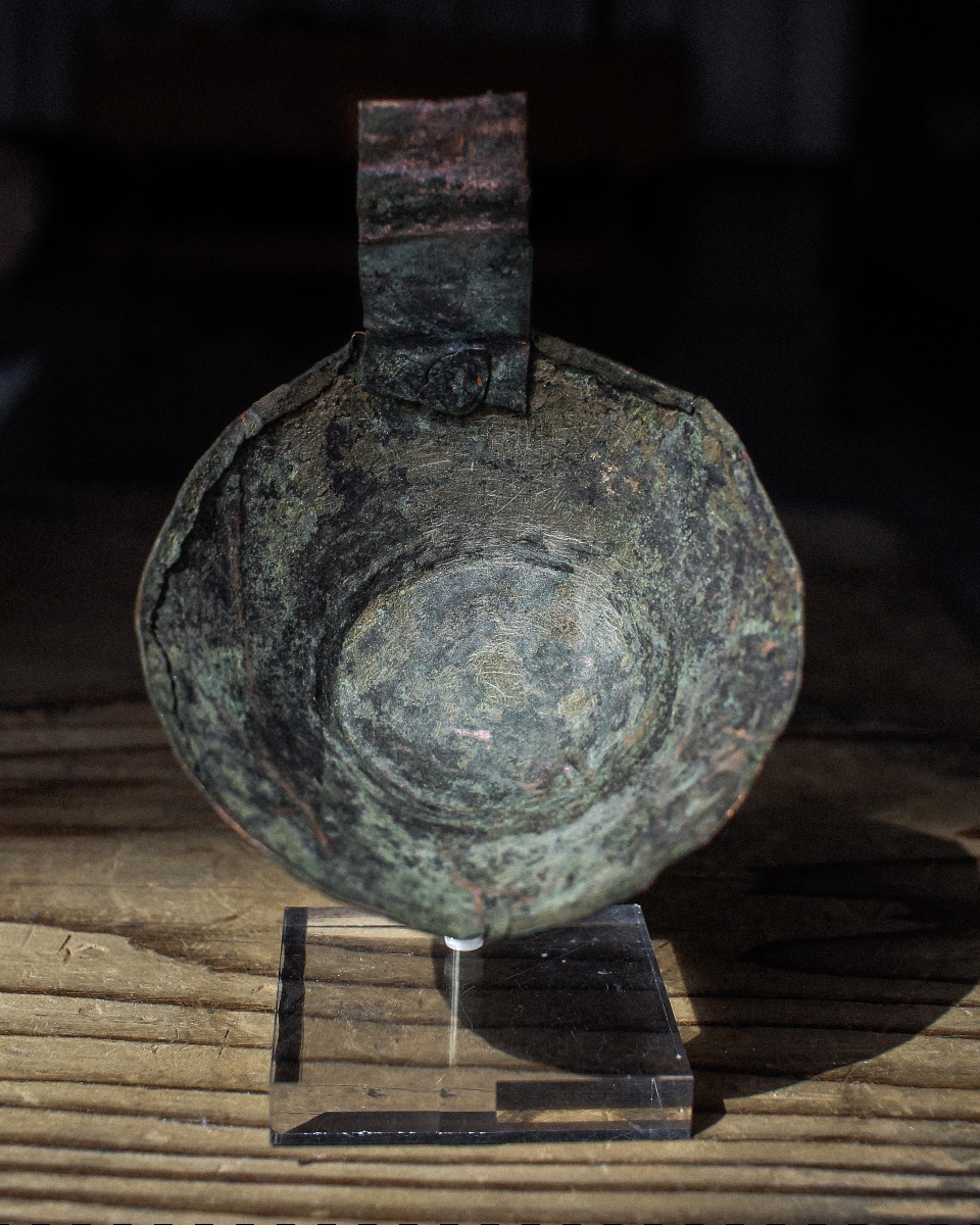 Louche en bronze continentale de la fin du Moyen Âge sur support-photo-2