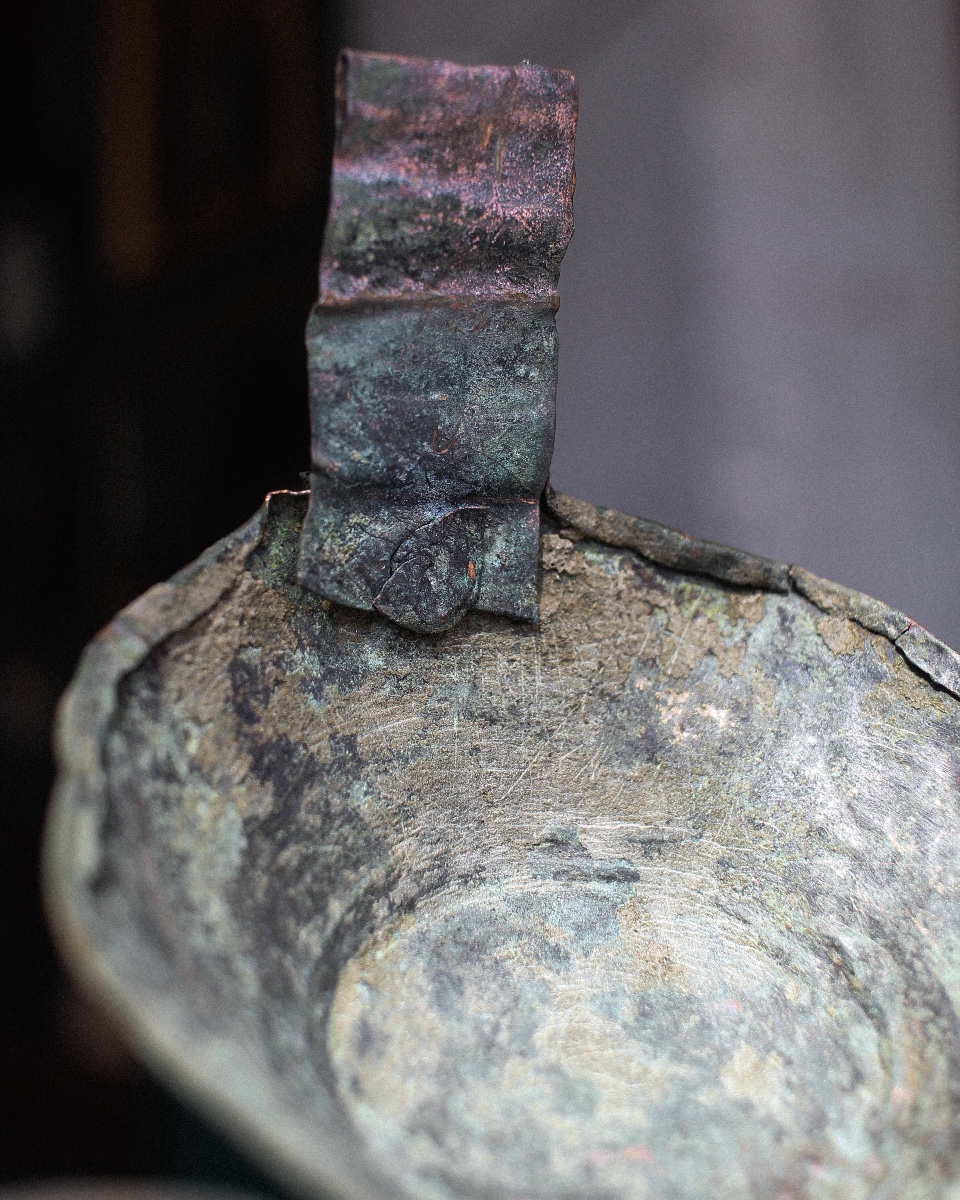 Louche en bronze continentale de la fin du Moyen Âge sur support-photo-3