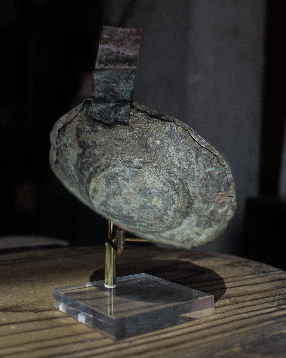 Louche en bronze continentale de la fin du Moyen Âge sur support