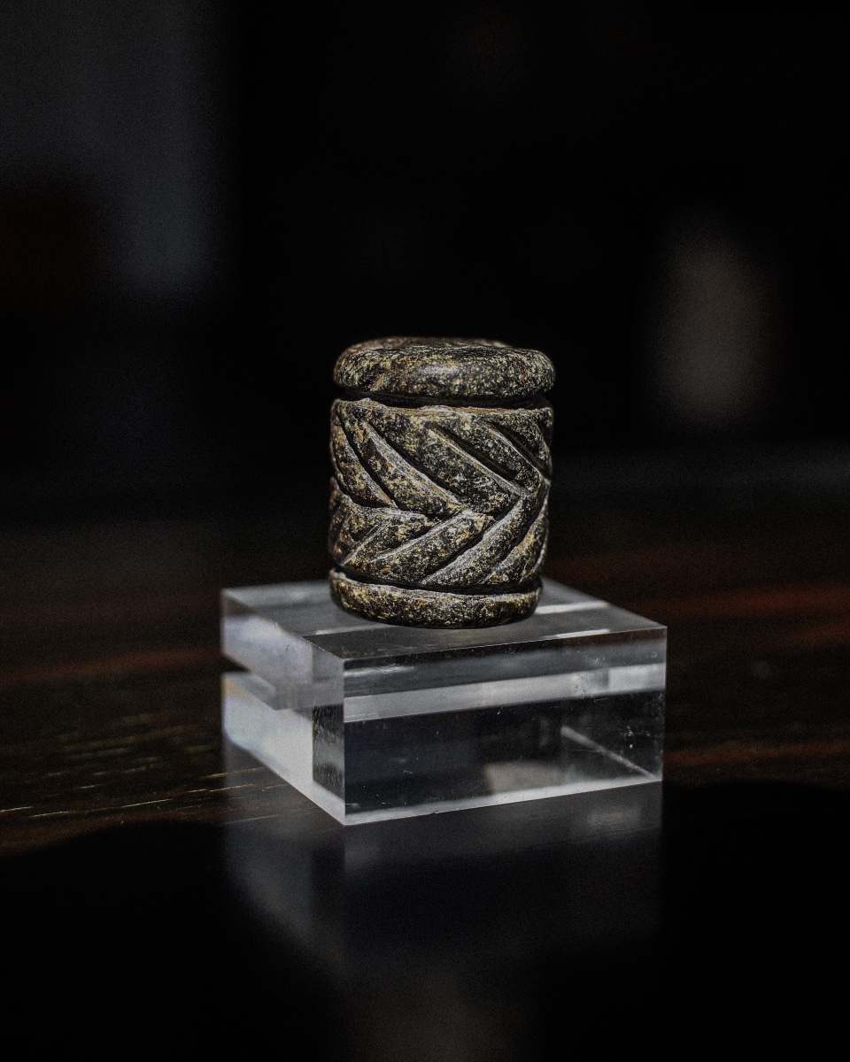 Sceau cylindrique en stéatite à décor de feuillage, période Jemdet Nasr (3100-2900 av. J.-C.)-photo-2