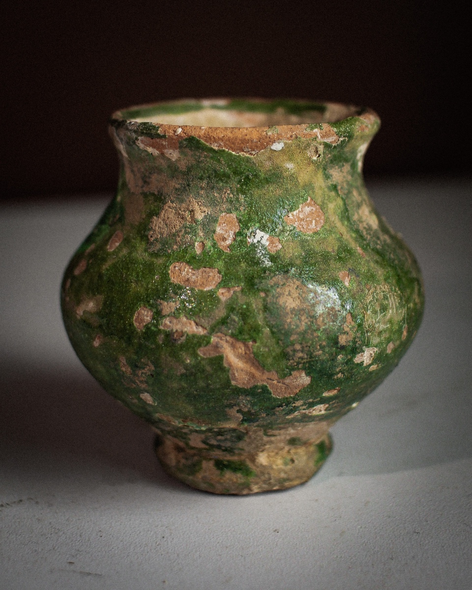 pichet parthe à glaçure verte