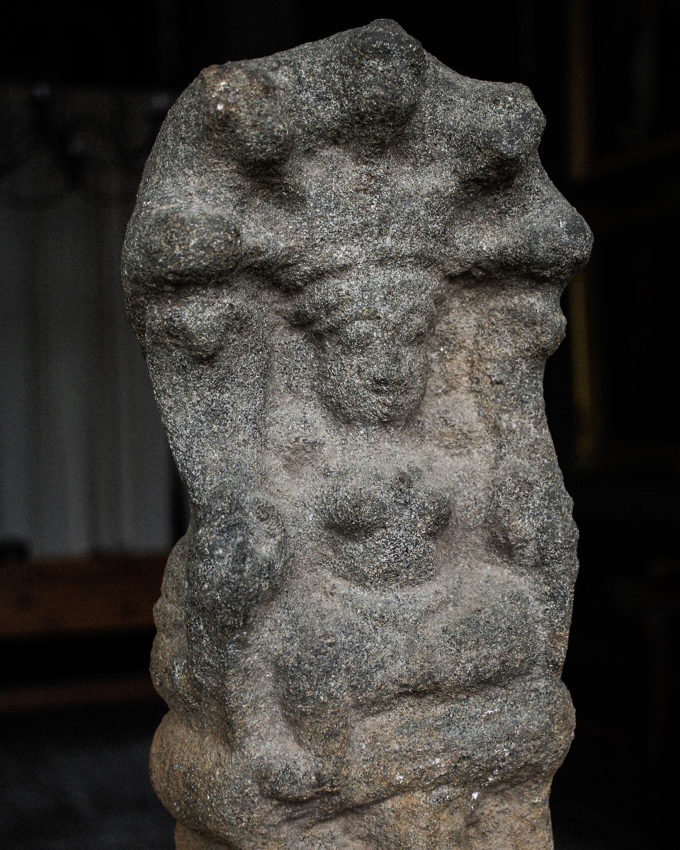 Grande sculpture en grès représentant Nagaraja sur son support-photo-2