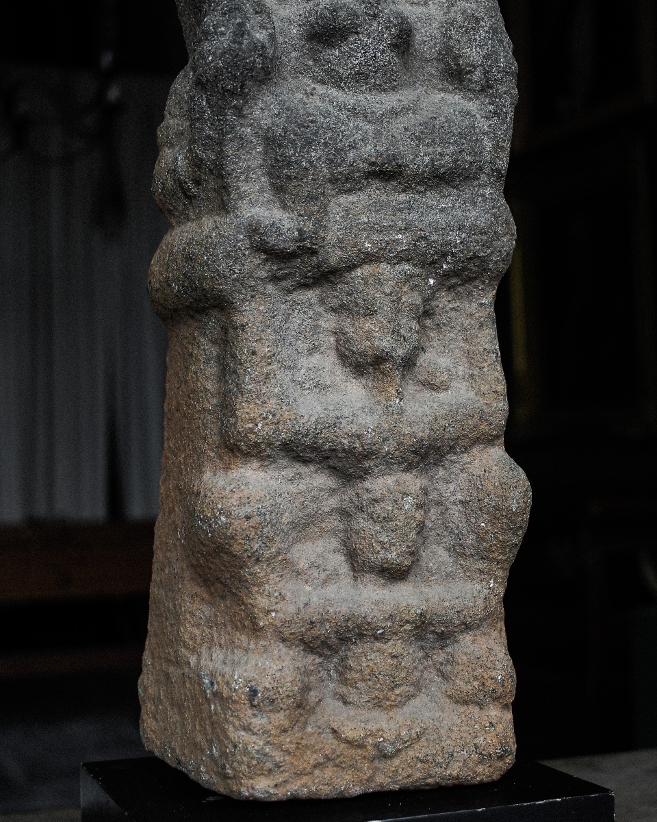 Grande sculpture en grès représentant Nagaraja sur son support-photo-3