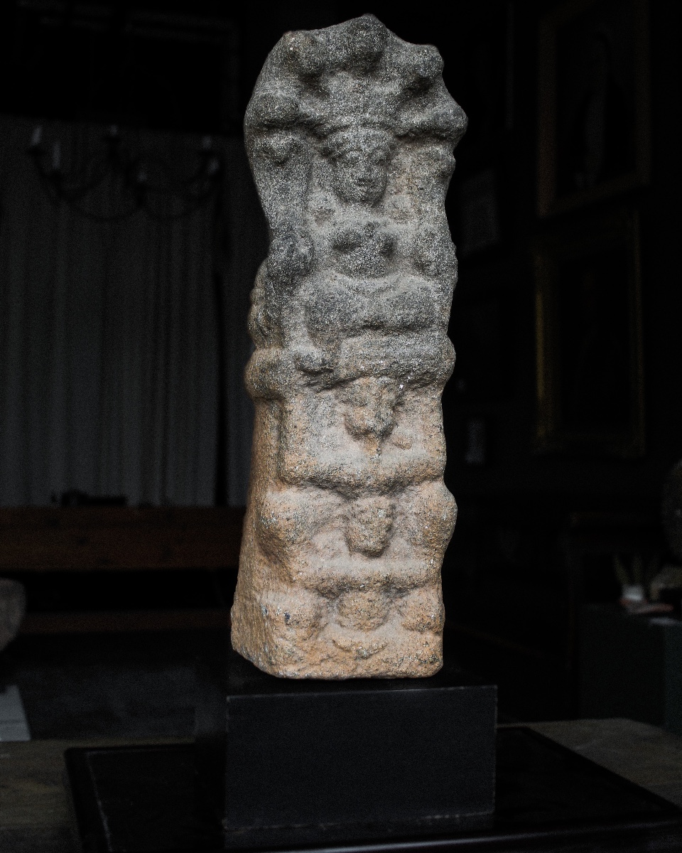 Grande sculpture en grès représentant Nagaraja sur son support