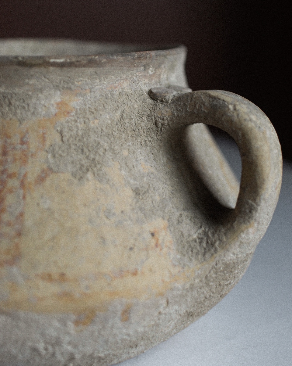 Cruche en argile du Luristan ornée de motifs géométriques-photo-1