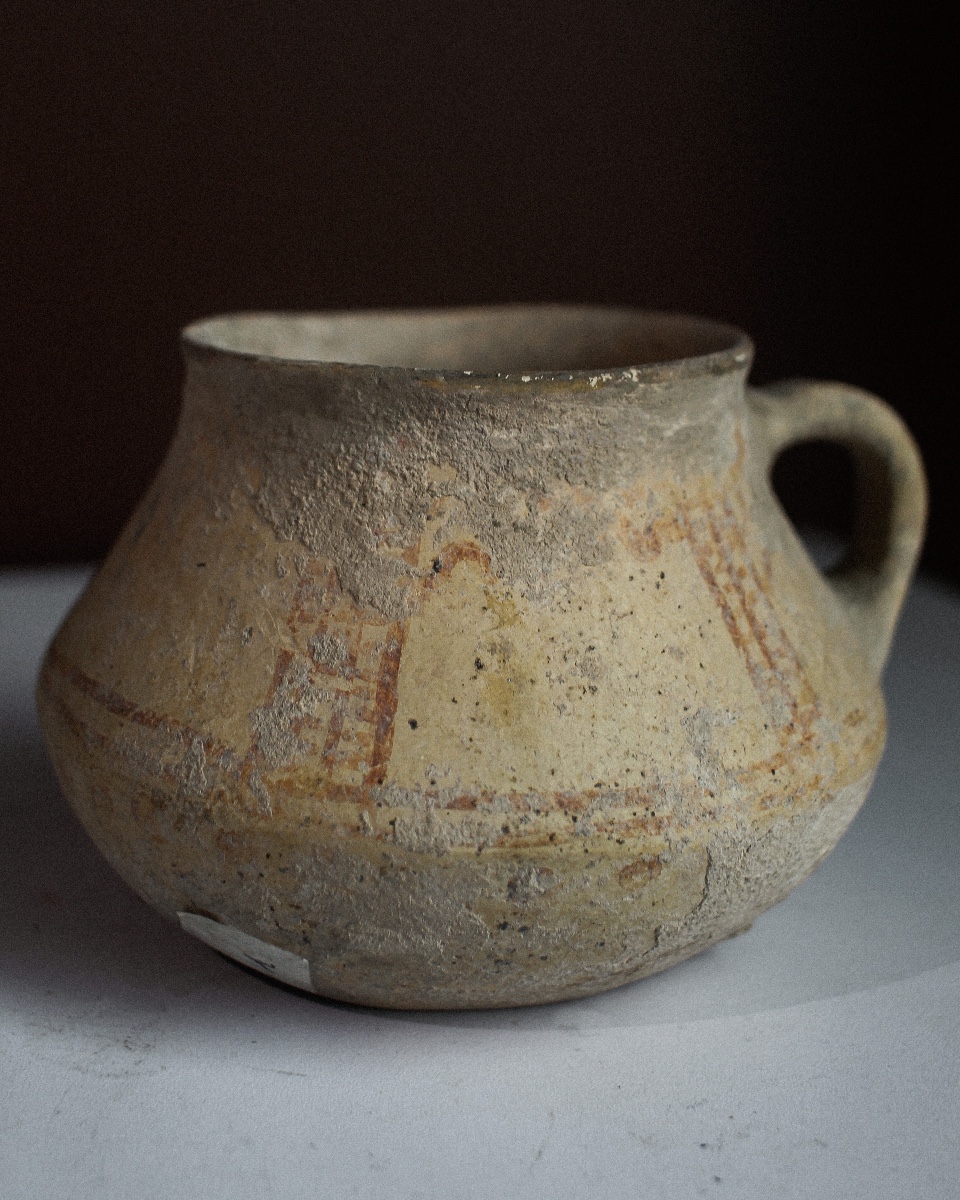 Cruche en argile du Luristan ornée de motifs géométriques