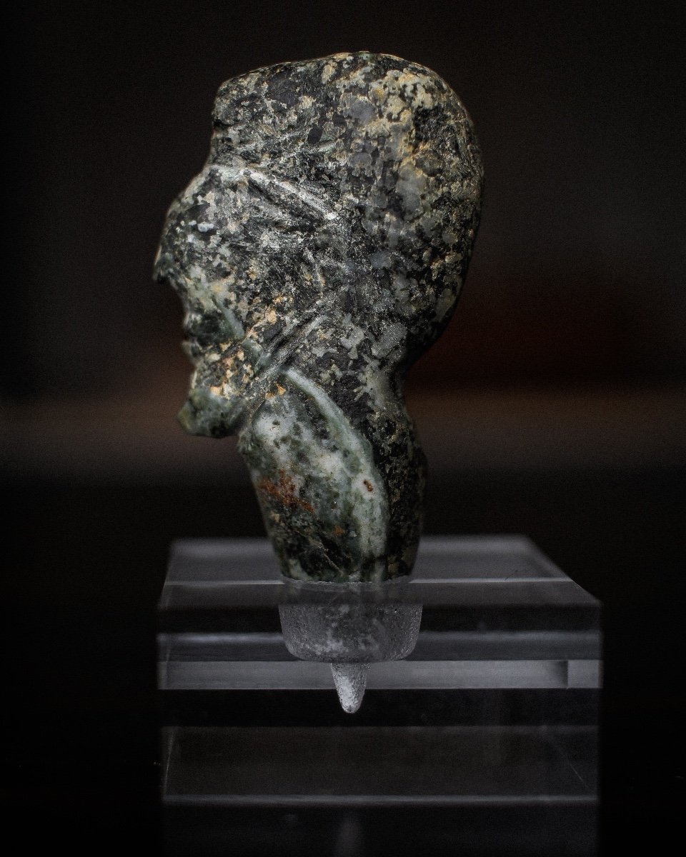 Buste de profil en stéatite sumérienne d'un homme barbu-photo-2