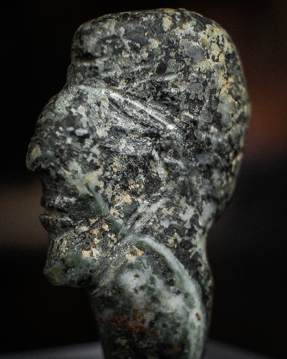 Buste de profil en stéatite sumérienne d'un homme barbu-photo-3