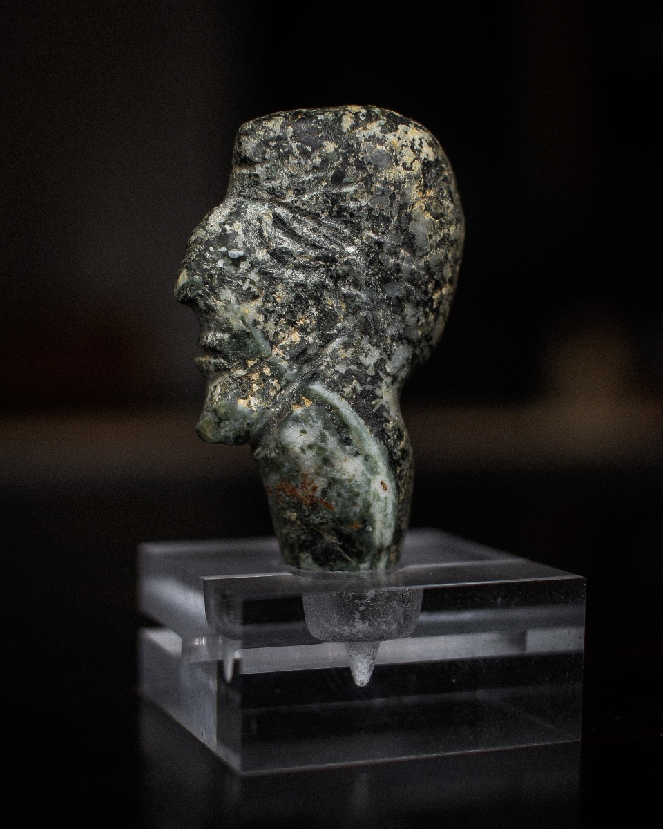 Buste de profil en stéatite sumérienne d'un homme barbu