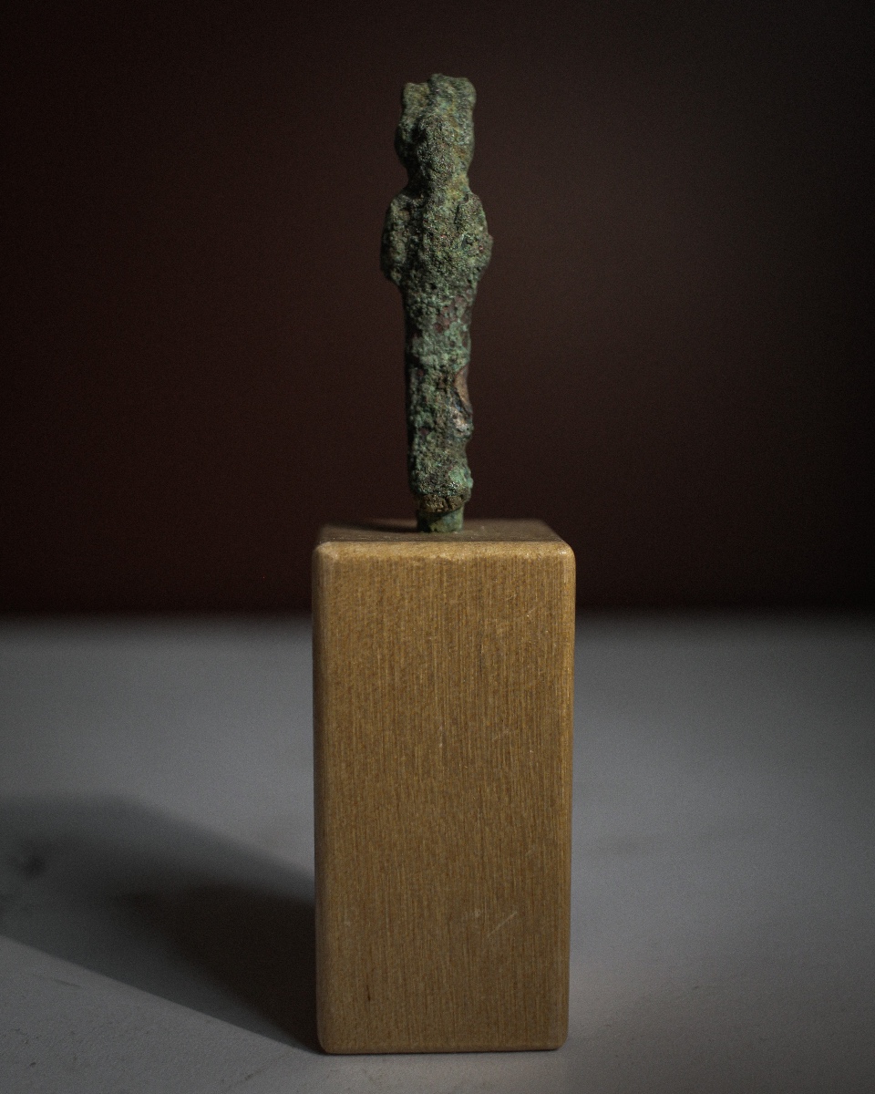 Statuette d'Osiris en bronze de la Basse Époque sur son socle-photo-3