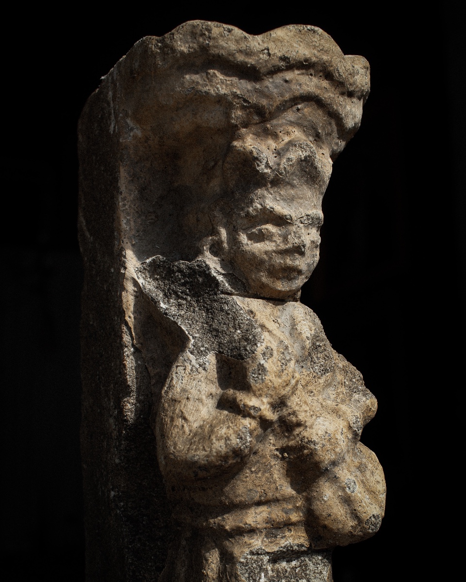 Corbeau en grès roman du nord de l'Espagne représentant un musicien-photo-2