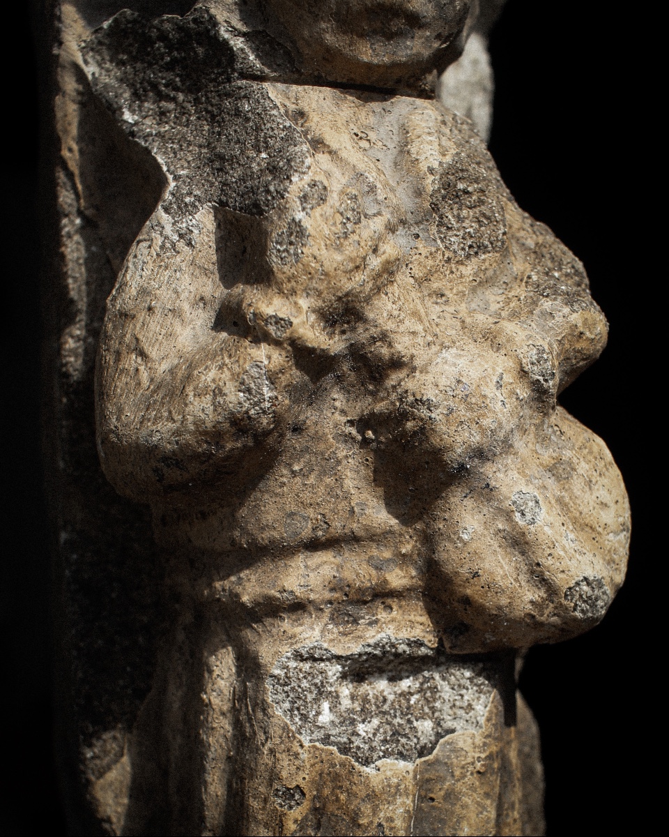 Corbeau en grès roman du nord de l'Espagne représentant un musicien-photo-3